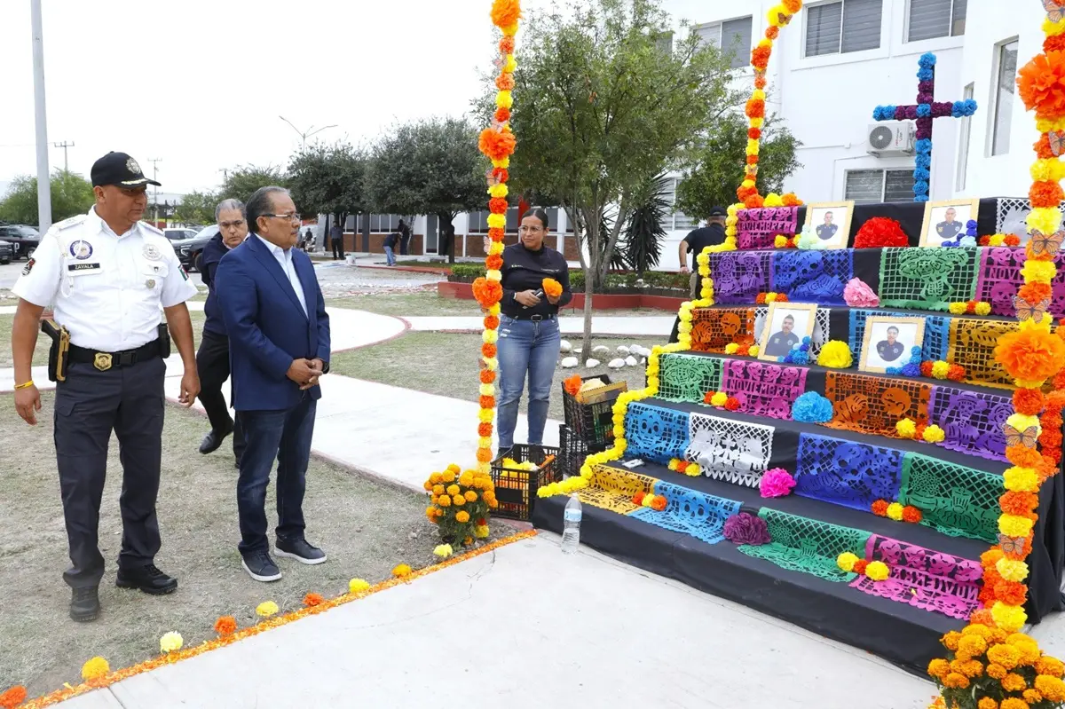 El alcalde de Escobedo, Andrés Mijes, visitó el altar de Día de Muertos para recordar a los policías municipales caídos en el cumplimiento de su deber. Foto: Gobierno de Escobedo