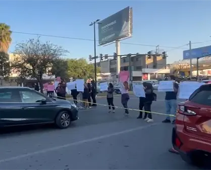 Estudiantes de la Normal Moisés Sáenz Garza bloquean la avenida Venustiano Carranza de Monterrey