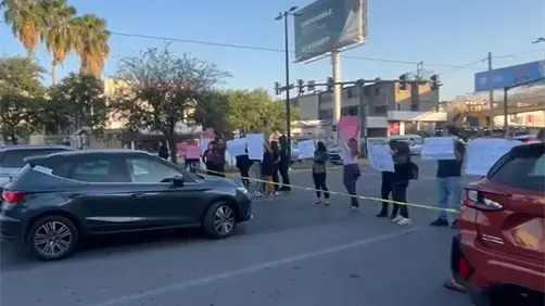 Estudiantes de la Normal Moisés Sáenz Garza bloquean la avenida Venustiano Carranza de Monterrey Estudiantes de la Normal Moisés Sáenz Garza bloquean la avenida Venustiano Carranza de Monterrey