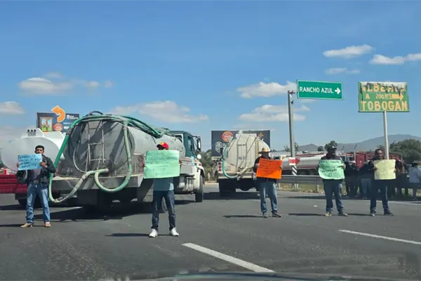 Accesos al AIFA bloqueados por manifestantes; protestan por falta de agua en los limites de Edomex con Hidalgo Accesos al AIFA bloqueados por manifestantes; protestan por falta de agua en los limites de Edomex con Hidalgo