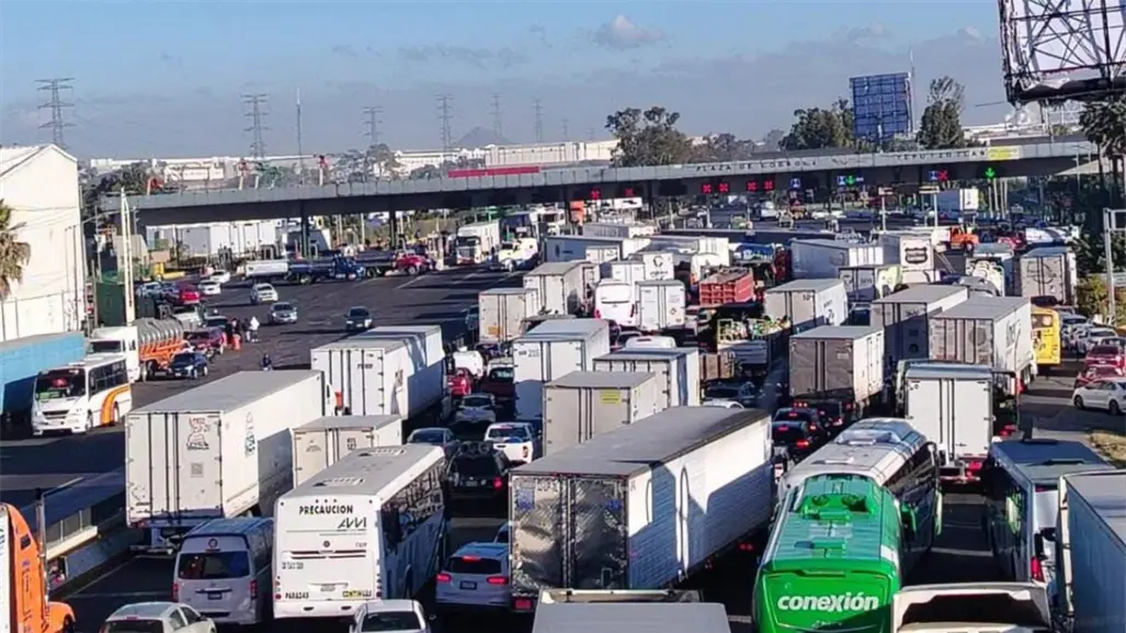 Transportistas bloquean la caseta de Tepotzotlán contra el operativo "Caudal" en Edomex