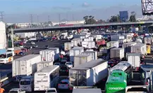Transportistas bloquean la caseta de Tepotzotlán contra el operativo “Caudal” en Edomex Transportistas bloquean la caseta de Tepotzotlán contra el operativo “Caudal” en Edomex