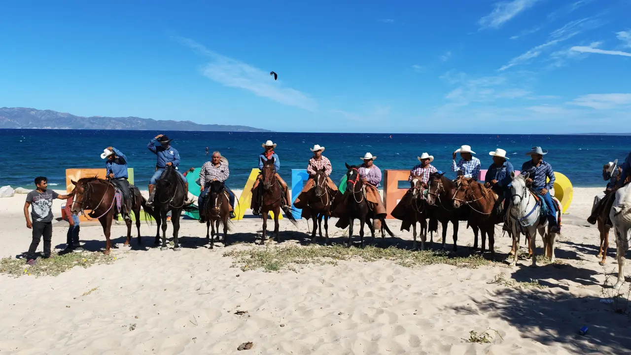 Con esta cabalgata se fortalece la cultura local, y con apoyo del Ayuntamiento de La Paz, el cuidado de los equinos. Fotos: Héctor Romero / POSTA Baja California Sur