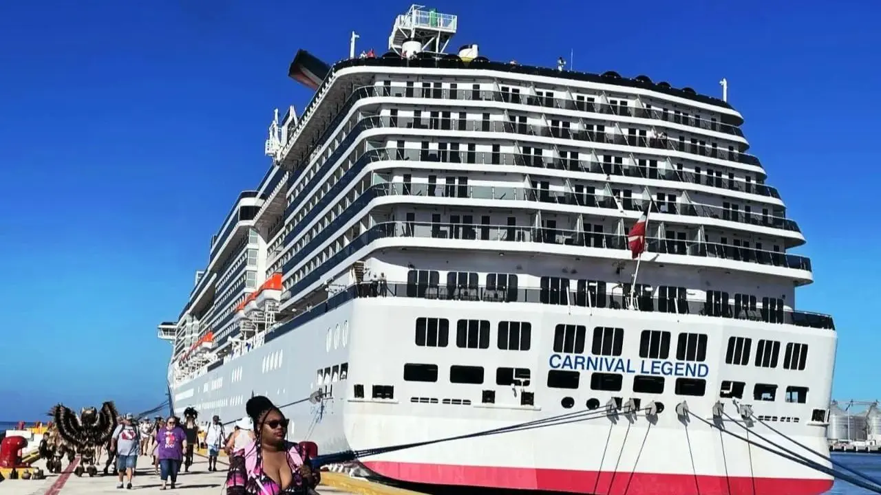 ¿De dónde viene el Carnival Legend y cuántos pasajeros trajo a Yucatán? Foto: Canva | Cortesía