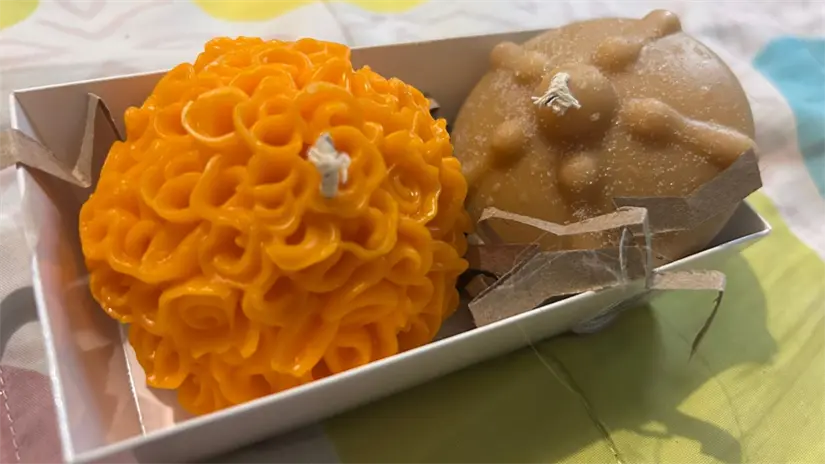 imagen recuadro Velas aromáticas en forma de flor de cempasúchil y pan de muerto. Foto: Ivette Pérez / POSTA Baja California Sur.