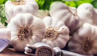 Descubre el ritual con ajo de Mizada Mohamed que desbloquea energía y atrae la suerte