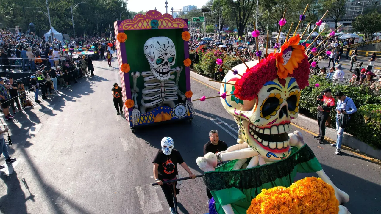 Primer Desfile de Día de Muertos. Foto: X @DimeFred2