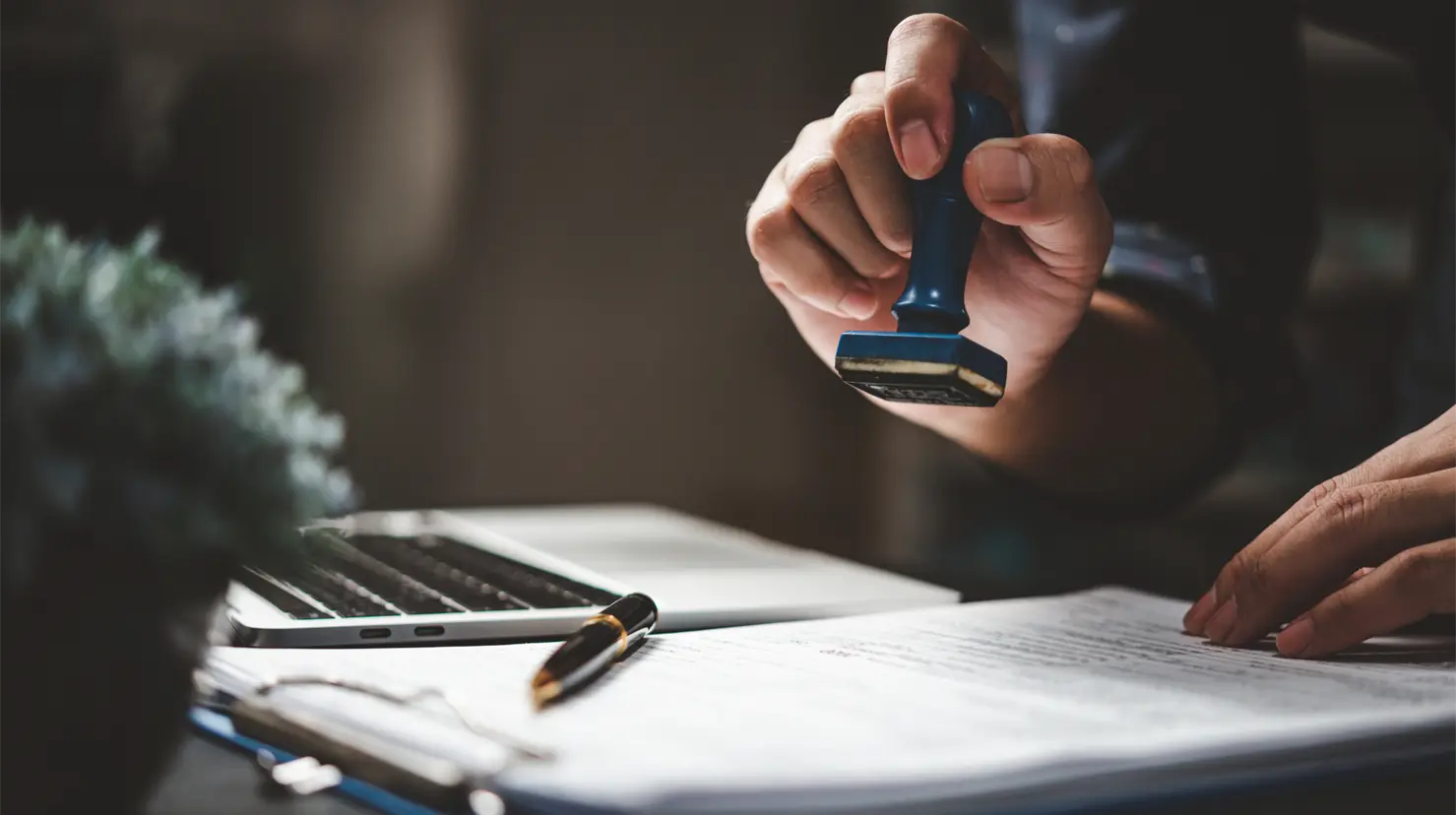 Estados Unidos pone fin a la renovación automática de permisos laborales para migrantes en 2025. Foto: Canva