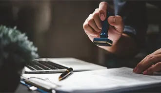 Estados Unidos pone fin a la renovación automática de permisos laborales para migrantes en 2025