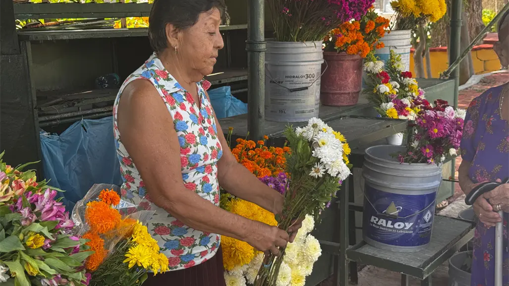 Bajas ventas de flores en vísperas de la celebración del Janal Pixán en el Cementerio General de Mérida