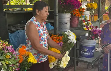 Bajas ventas de flores en vísperas de la celebración del Janal Pixán en el Cementerio General de Mérida