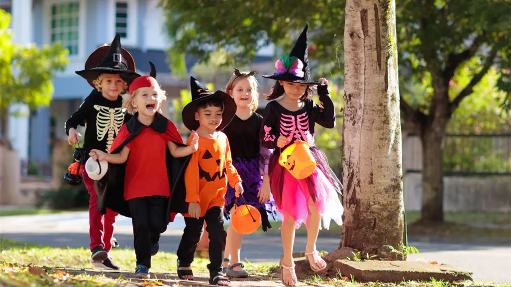 Halloween 2025: 3 disfraces para niños que puedes hacer con materiales reciclables
