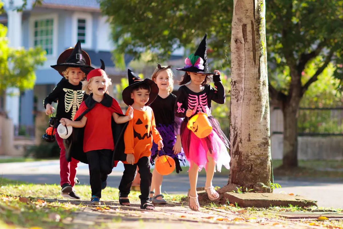 Celebra Halloween de forma divertida y creativa fabricando disfraces para niños con ideas sencillas y materiales reutilizables al alcance. Foto: Canva