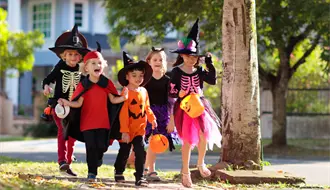 Halloween 2025: 3 disfraces para niños que puedes hacer con materiales reciclables