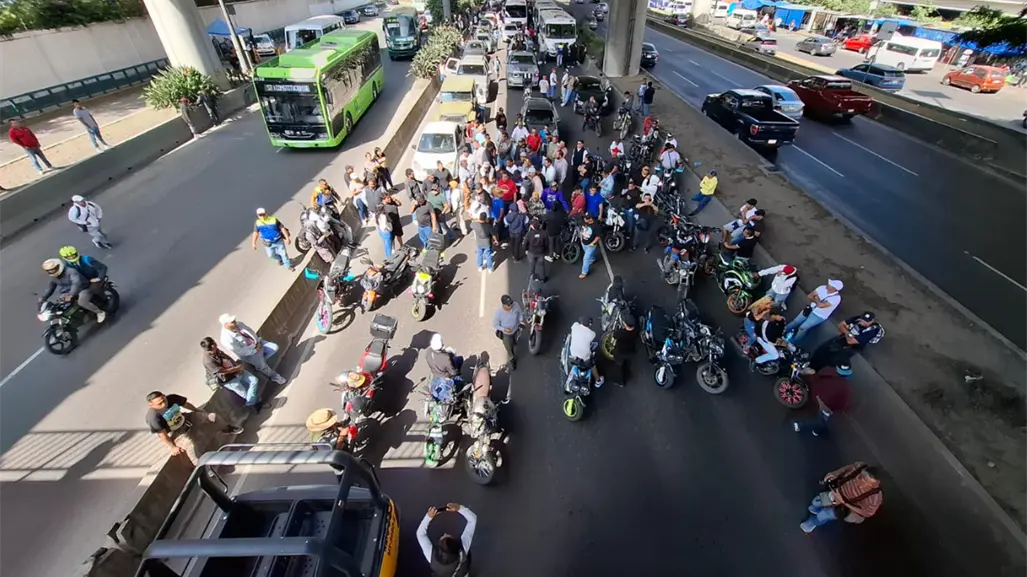 Transportistas y piperos colapsan Periférico Norte rumbo a Palacio Nacional