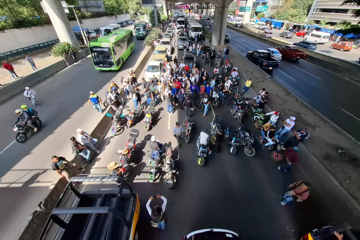 Marcha de pipero y transportistas en Periférico Norte. Foto: Luis Antonio Alfaro