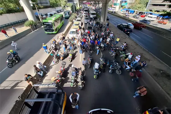 Transportistas y piperos colapsan Periférico Norte rumbo a Palacio Nacional Transportistas y piperos colapsan Periférico Norte rumbo a Palacio Nacional