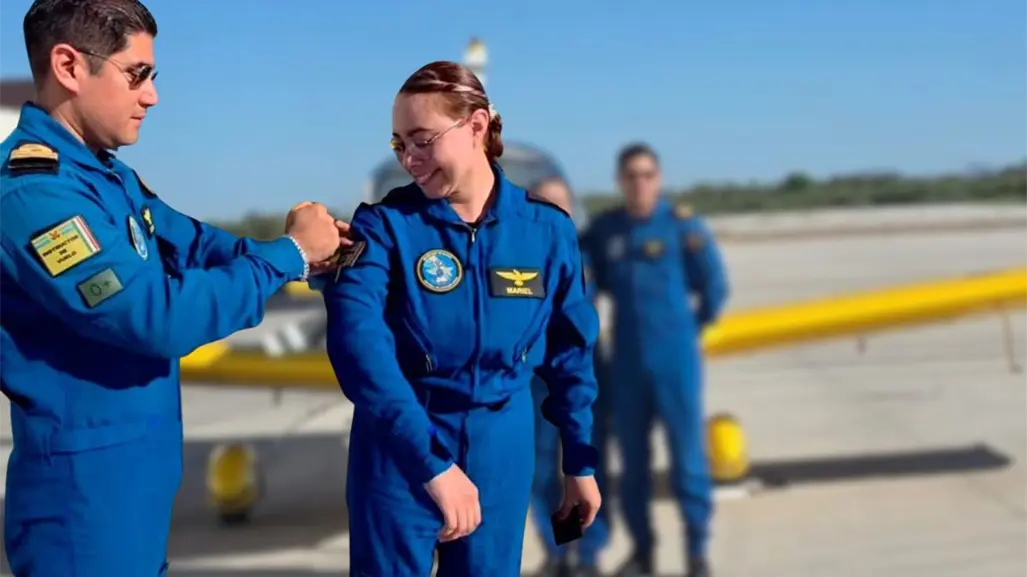 Mariel Sánchez se convierte en la primera instructora de vuelo de la Escuela de Aviación Naval en La Paz