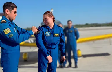 Mariel Sánchez se convierte en la primera instructora de vuelo de la Escuela de Aviación Naval en La Paz