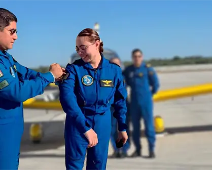 Mariel Sánchez se convierte en la primera instructora de vuelo de la Escuela de Aviación Naval en La Paz