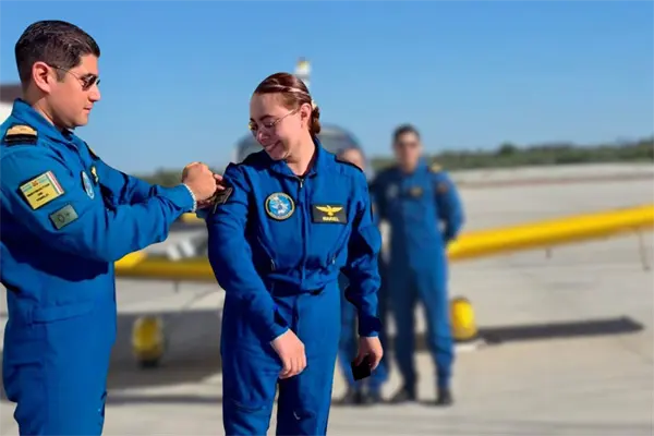 Mariel Sánchez se convierte en la primera instructora de vuelo de la Escuela de Aviación Naval en La Paz