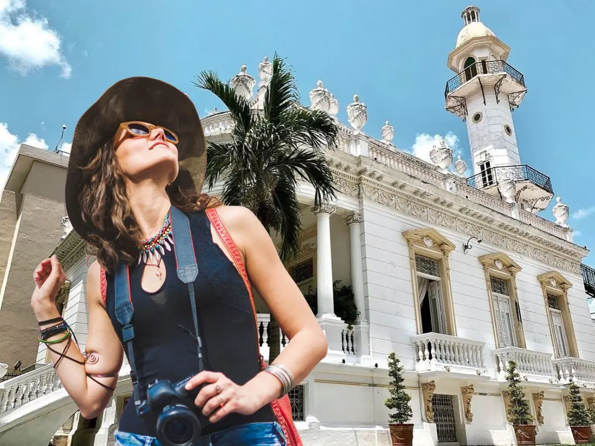 Para quienes visitan el Paseo de Montejo, detenerse ante El Minaret es contemplar un fragmento tangible de la historia yucateca.- Fuente Facebook El MInaret y Canva