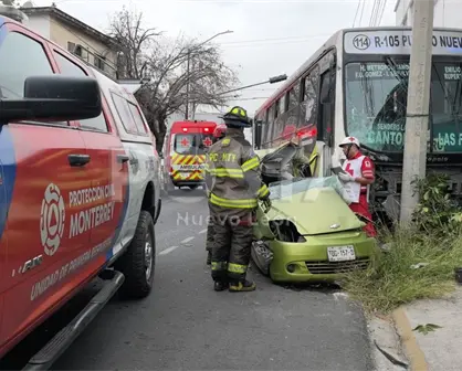 Mujer pierde la vida tras choque con ruta urbana en el centro de Monterrey
