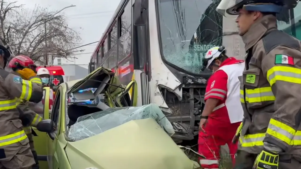 Choque entre vehículo Matiz y un camión urbano. Foto: Captura video Protección Civil Monterrey