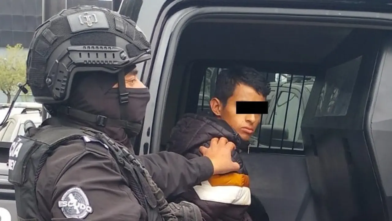 Un policía de Monterrey y un hombre detenido. Foto: Policía de Monterrey