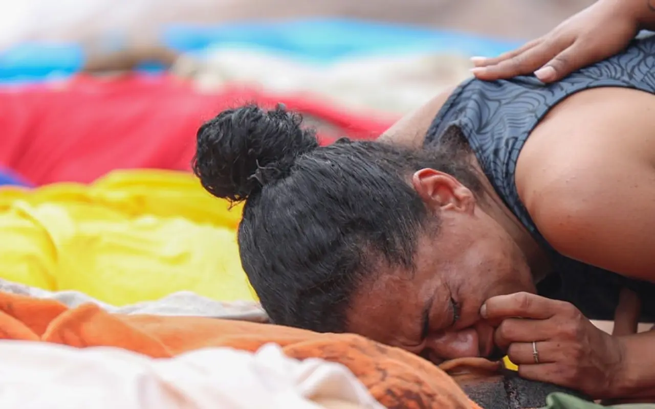 Mujer llorando a uno de sus muertos. Foto: X (@choquei)