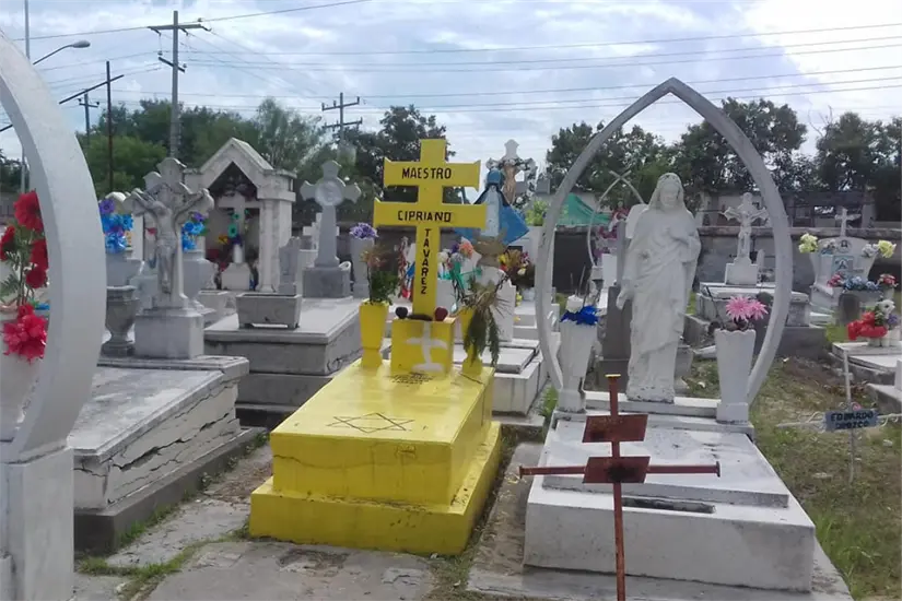 imagen recuadro La tumba esta pintada de un tono amarillo brillante | Foto: Perla Herrera
