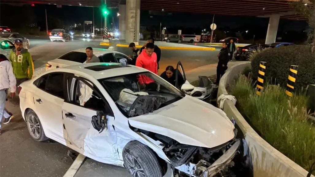 Choque en Saltillo deja pérdida total de autos de lujo; doctor irresponsable se pasa alto
