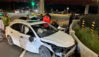 Accidente en Saltillo deja pérdida total de autos de lujo; doctor irresponsable se pasa alto