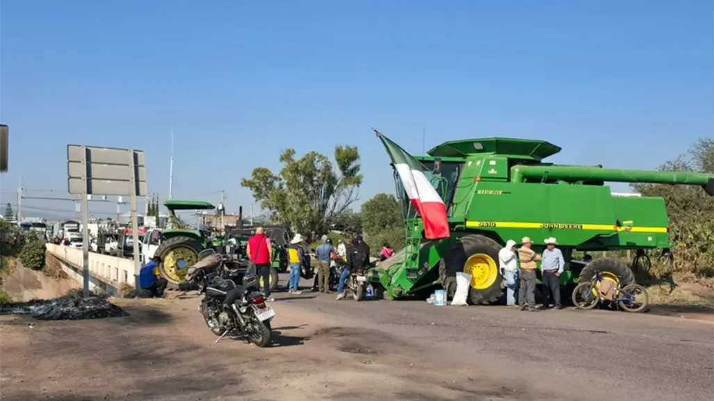 Agricultores mantienen bloqueos carreteros; Movimiento Agrícola llama "imposición" apoyo federal