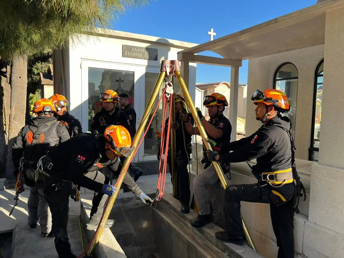 Este tipo de simulacros buscan reforzar la preparación del personal y concientizar a la ciudadanía sobre los peligros que pueden presentarse durante la visita a los camposantos. Foto: Yarince Torres.