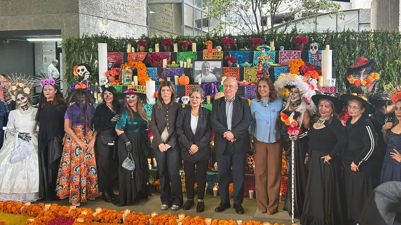 En este altar en memoria del ex alcalde de San Pedro, Mauricio Fernández, se colocó una fotografía del servidor público, el cual fue adornado con papel picado y flores de colores/Foto: Diego Ovalle
