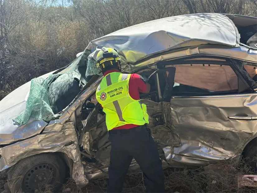 imagen recuadro Auto afectado tras fatal accidente  en el entronque de la carretera federal antigua a Monclova / Foto: Marco Juárez
