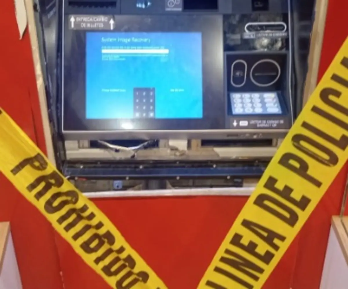 Las autoridades presumen que ambos forman parte de una banda dedicada a realizar robos y causar daños a cajeros automáticos en diversas zonas. Foto: Policía de Monterrey.