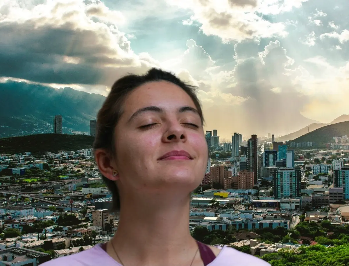 Este jueves 30 de octubre, la calidad del aire en Monterrey sorprendió con niveles predominantemente buenos. Foto: Canva.