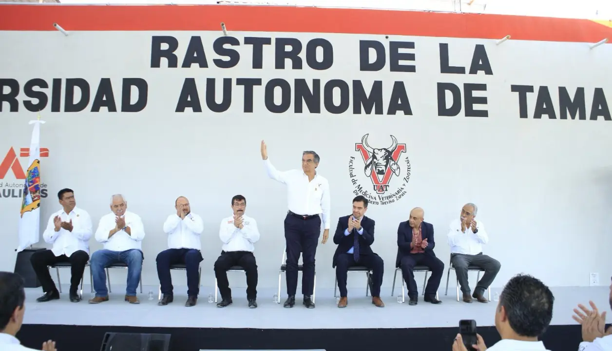 El gobernador de Tamaulipas, recibió la ampliación de la certificación Tipo Inspección Federal (TIF) para la operación del rastro de la Universidad Autónoma de Tamaulipas. Foto: Gobierno del Estado