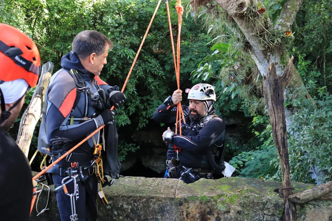 Estudiantes y sector privado participaron en una jornada de limpieza para sustraer residuos sólidos del cenote  cenote Xi’ Im Há en la comunidad de Tixhualactún, donde también hubo una feria ambiental.- Fuente Gobierno del Estado