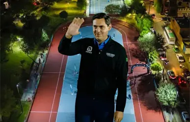 César Garza Arredondo celebra con jóvenes la inauguración del patinódromo de Apodaca