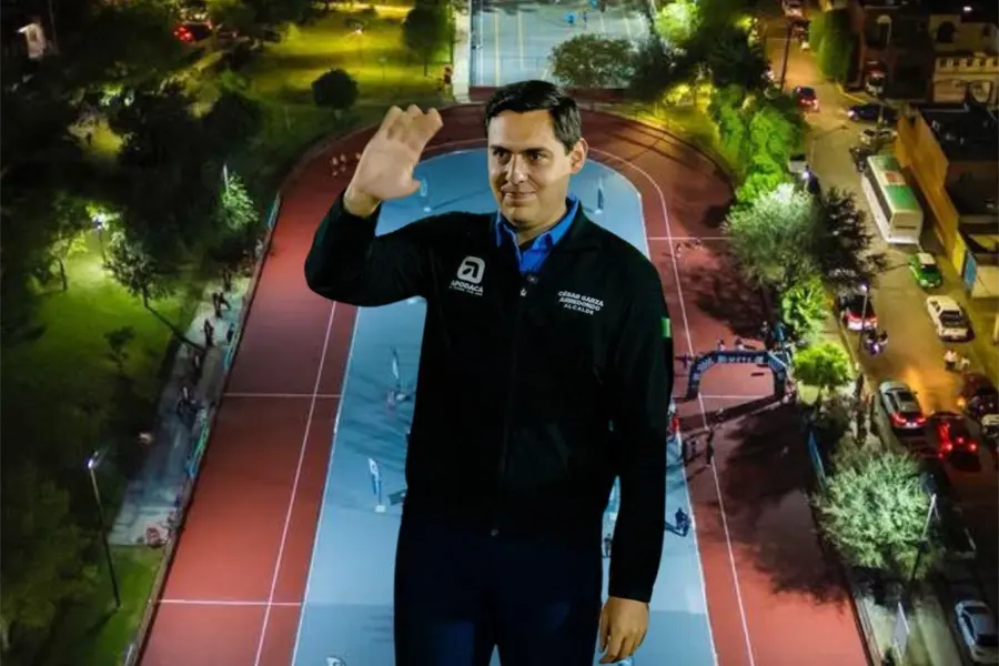 César Garza Arredondo celebra con jóvenes la inauguración del patinódromo de Apodaca