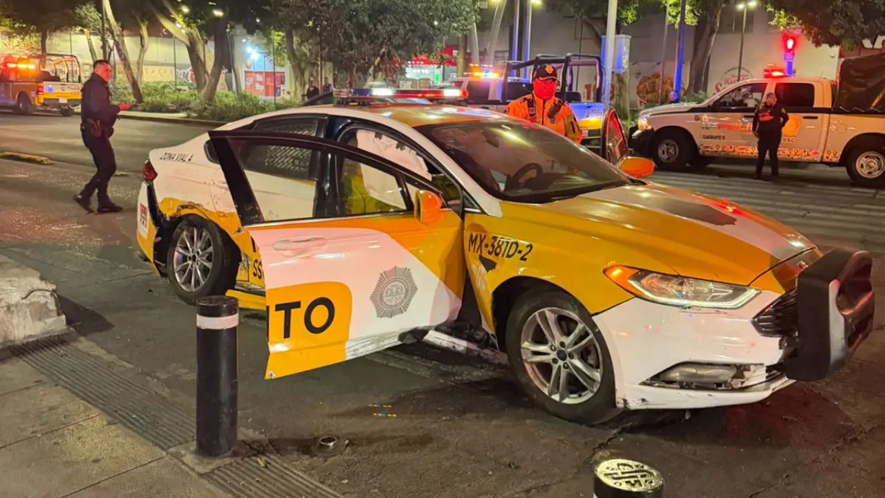 Patrulla después de choque en la Cuauhtémoc. Foto: Ramón Ramírez