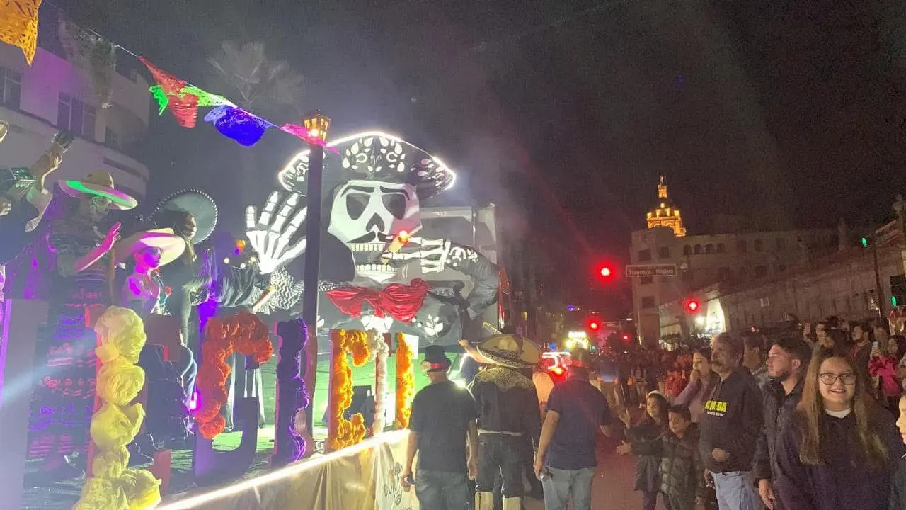 El desfile del Festival Muuki 2025 es una actividad a la que asisten miles de personas. | Foto: Facebook Obras Públicas.