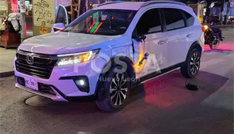 VIDEO | Aparatoso choque en Monterrey deja a motociclista herido y caos vial matutino