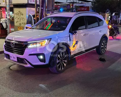 VIDEO | Aparatoso choque en Monterrey deja a motociclista herido y caos vial matutino