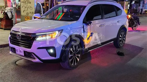 VIDEO | Aparatoso choque en Monterrey deja a motociclista herido y caos vial matutino