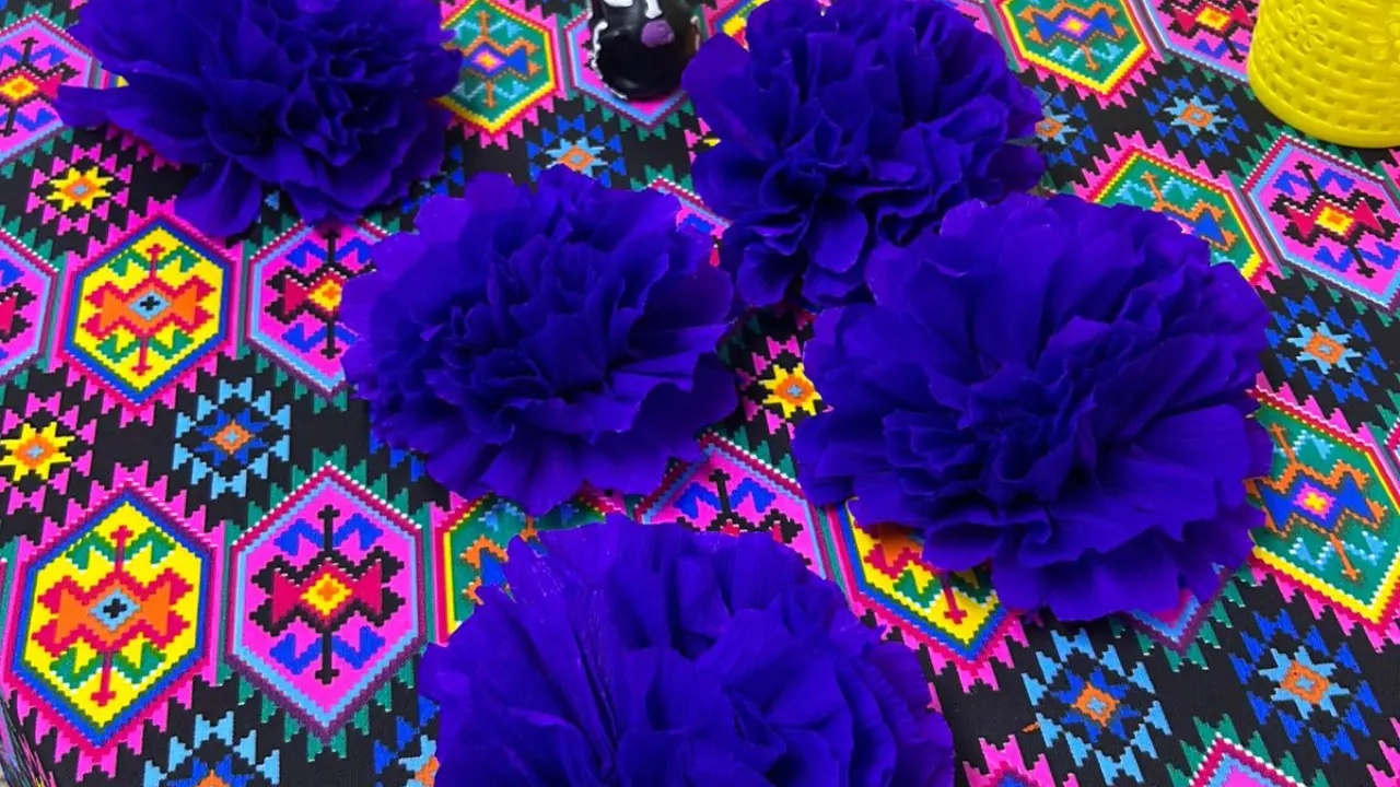 Flores de cempasúchil hechas con papel crepe. Foto: Ivette Pérez / POSTA Baja California Sur.