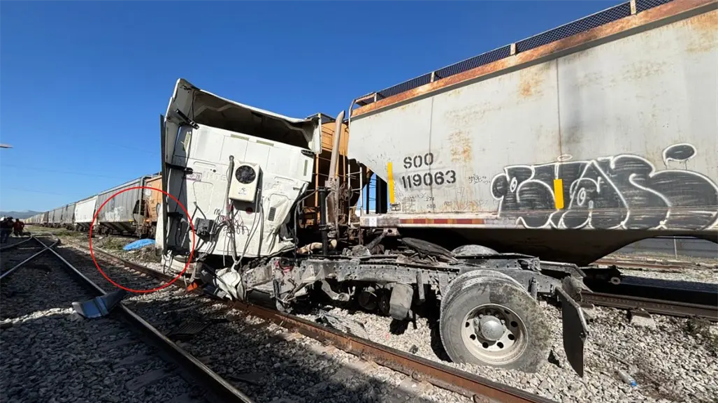 Chocan tren y pipa en Salinas Victoria; hay un muerto